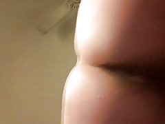 Naine jiggling tema karvane suur perse leviku